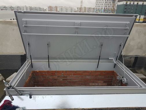 Люк для выхода на крышу 600*1700, поручень справа (габарит 850*1950) Люк для выхода на крышу 600*1700, поручень справа (габарит 850*1950)