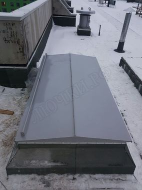 Люк для выхода на крышу 600*1700, поручень справа (габарит 850*1950) Люк для выхода на крышу 600*1700, поручень справа (габарит 850*1950)